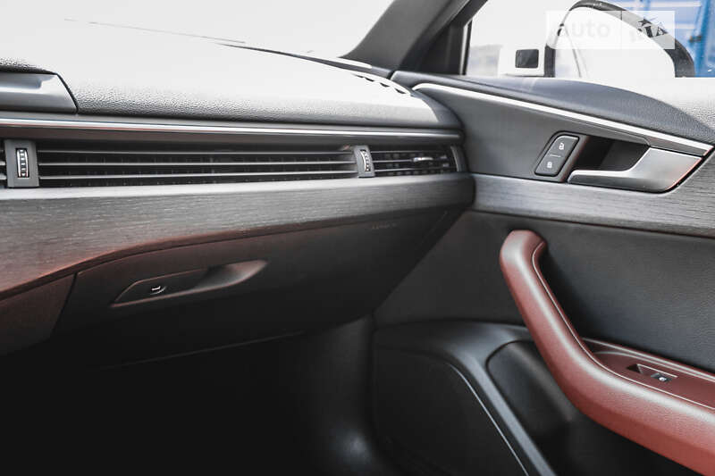 Седан Audi A4 2019 в Хусте