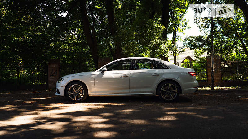 Седан Audi A4 2018 в Львові