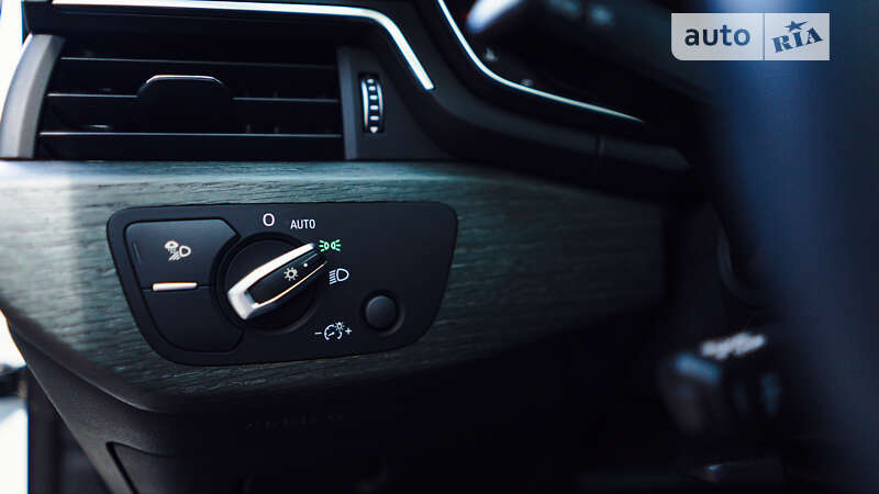 Седан Audi A4 2018 в Львові