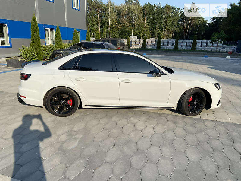 Седан Audi A4 2018 в Луцке