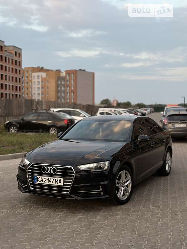 Седан Audi A4 2017 в Черновцах
