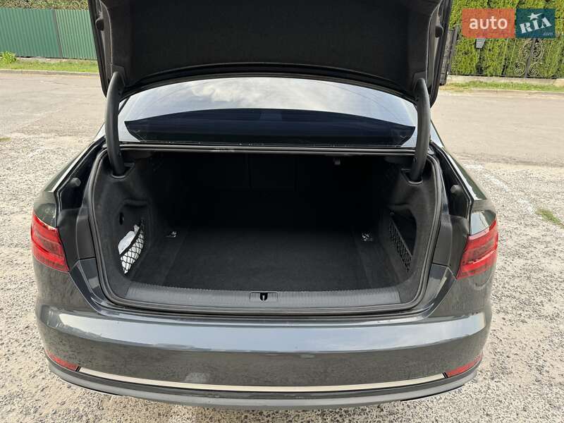 Седан Audi A4 2018 в Львове
