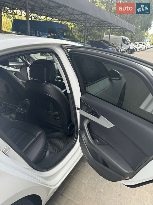 Седан Audi A4 2016 в Днепре