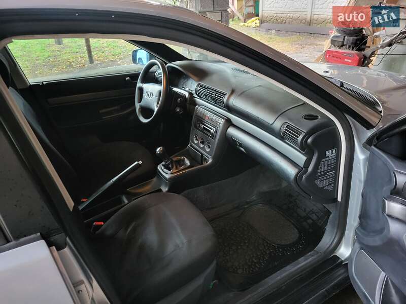 Седан Audi A4 1999 в Рівному