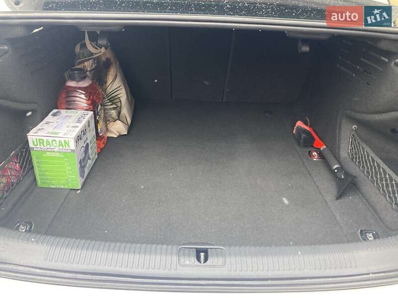 Седан Audi A4 2016 в Львові