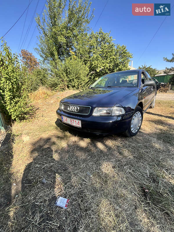 Седан Audi A4 1996 в Каменском