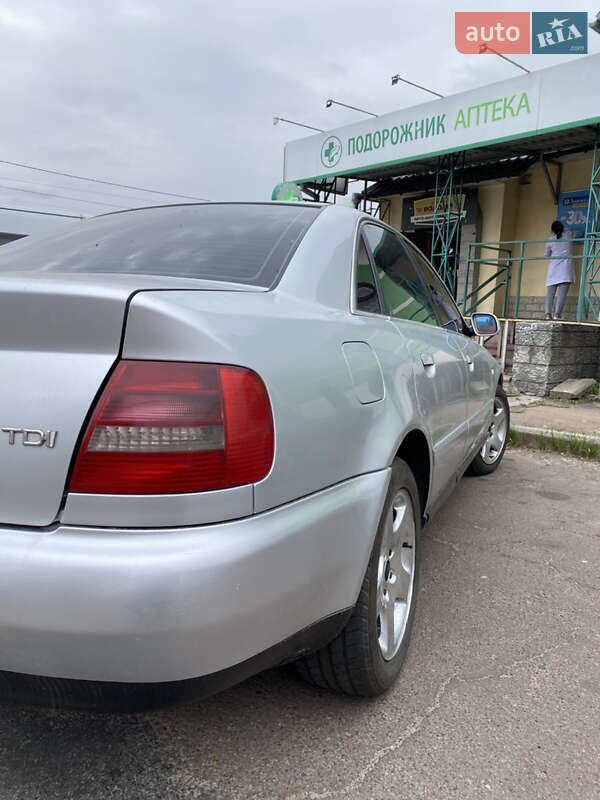 Седан Audi A4 2000 в Олевске
