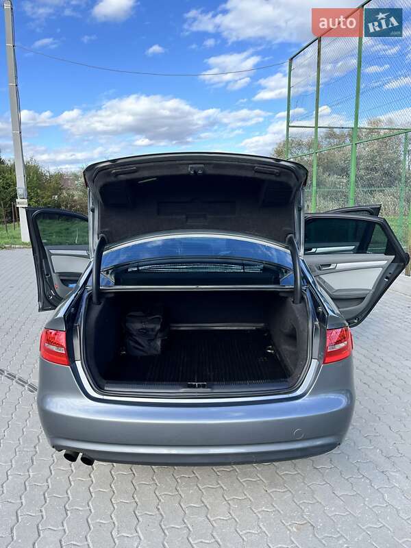 Седан Audi A4 2012 в Львове