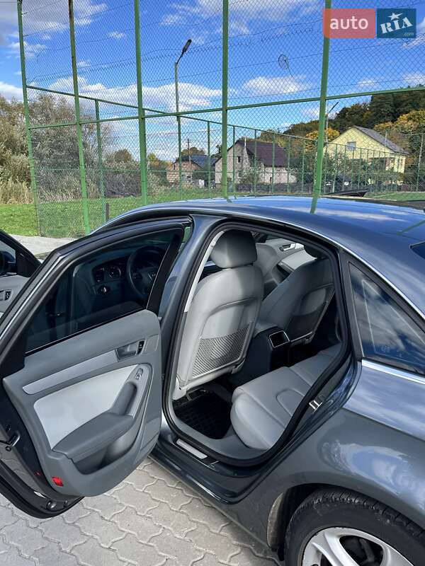 Седан Audi A4 2012 в Львове