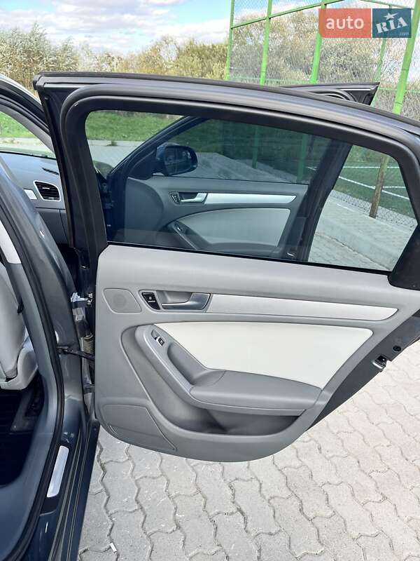 Седан Audi A4 2012 в Львове