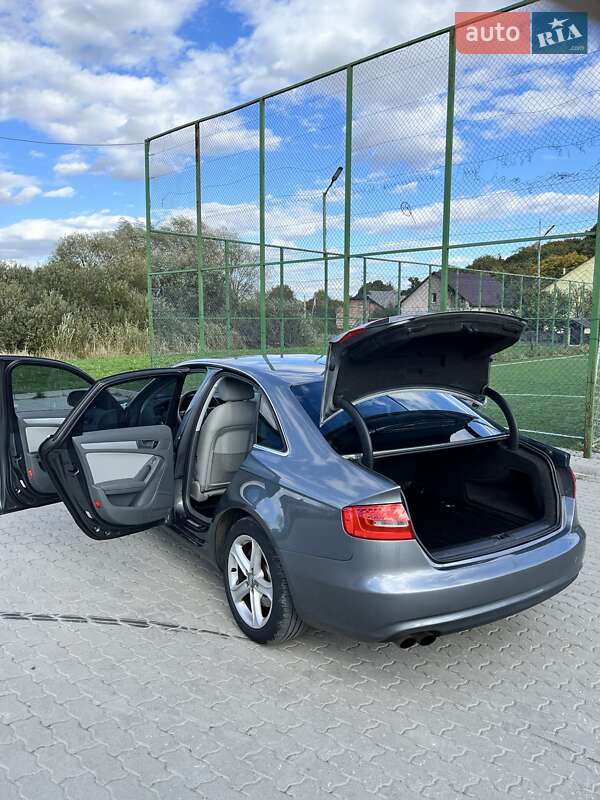 Седан Audi A4 2012 в Львове
