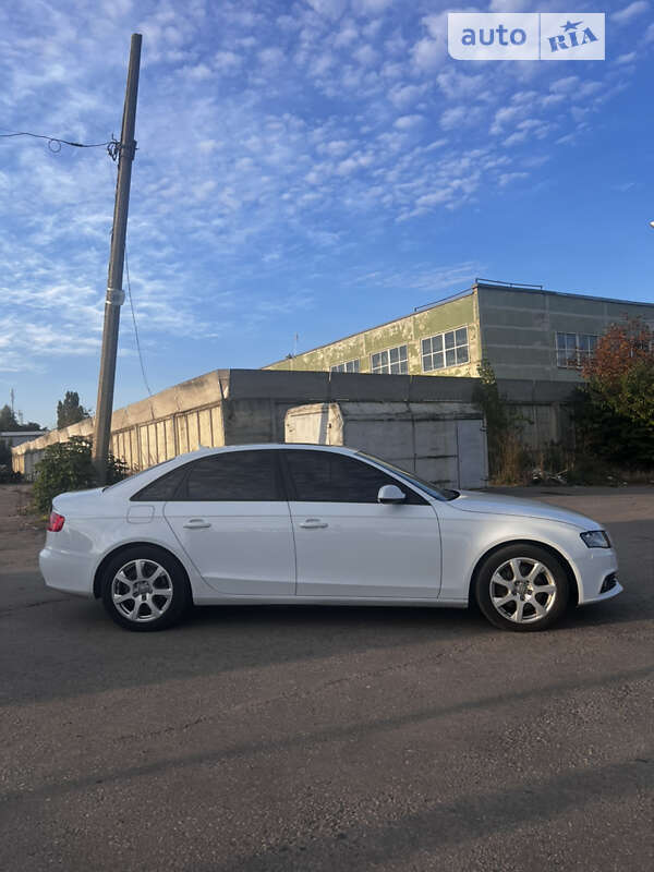 Седан Audi A4 2012 в Ровно