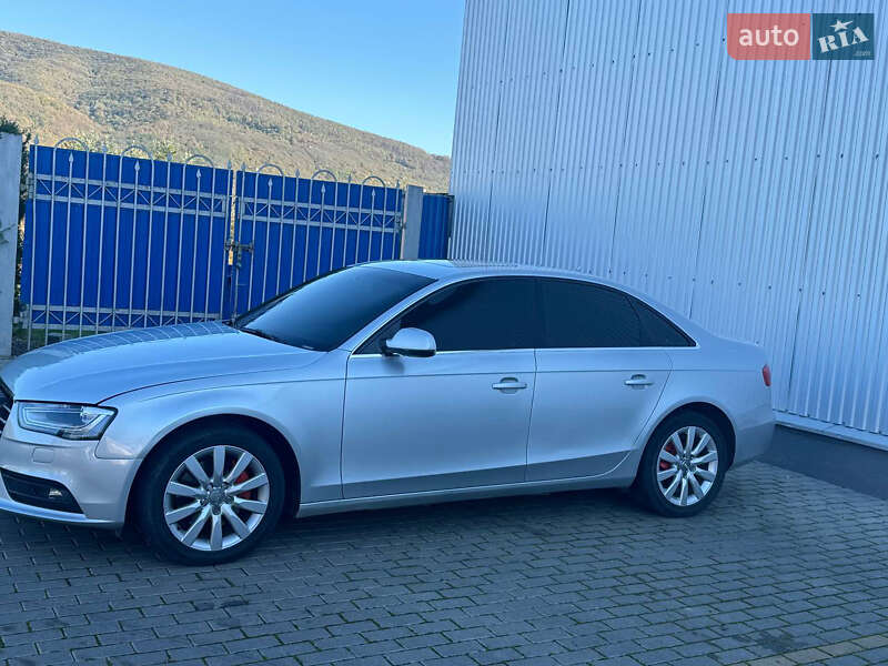 Седан Audi A4 2012 в Виноградові