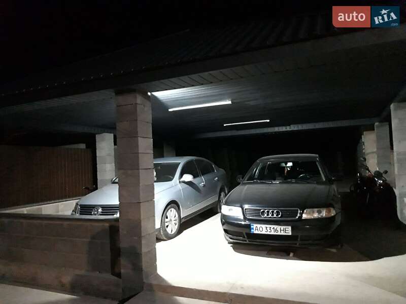 Седан Audi A4 1995 в Виноградові