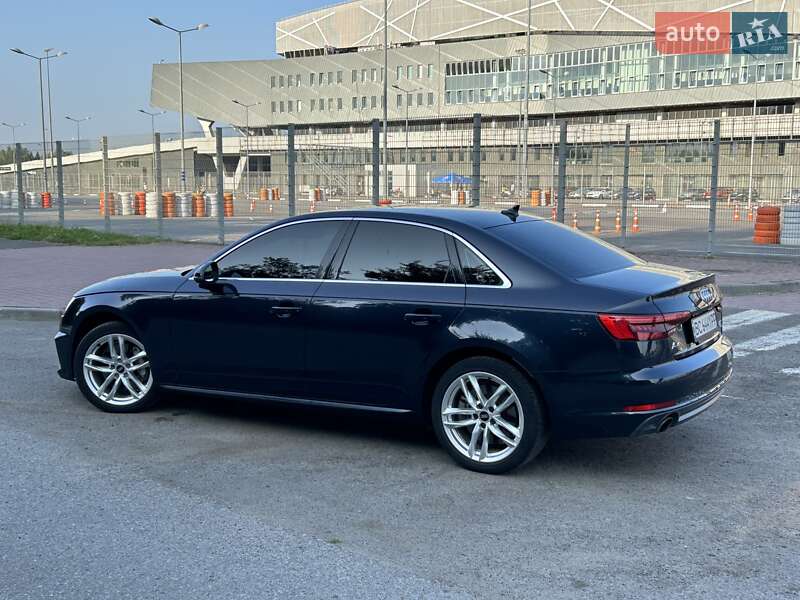 Седан Audi A4 2016 в Львові