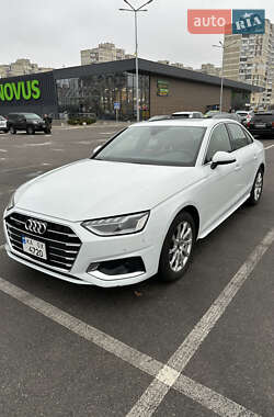 Седан Audi A4 2022 в 