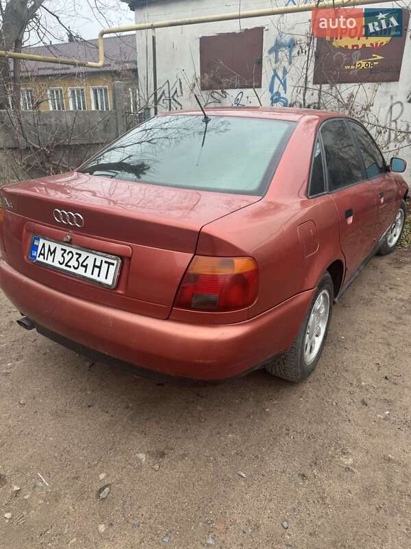Седан Audi A4 1995 в Коростене