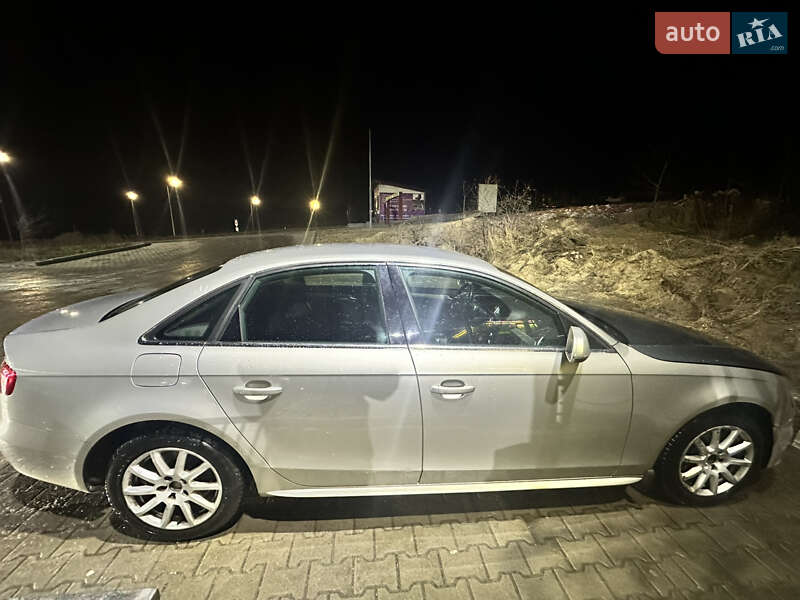 Седан Audi A4 2012 в Львове