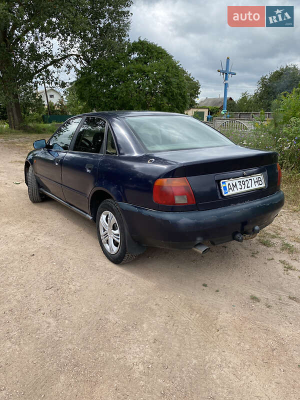 Седан Audi A4 1995 в Черняхове