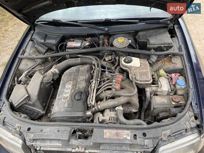 Седан Audi A4 1995 в Черняхове