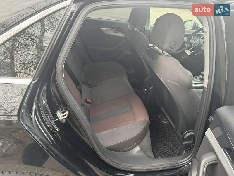 Седан Audi A4 2016 в Киеве