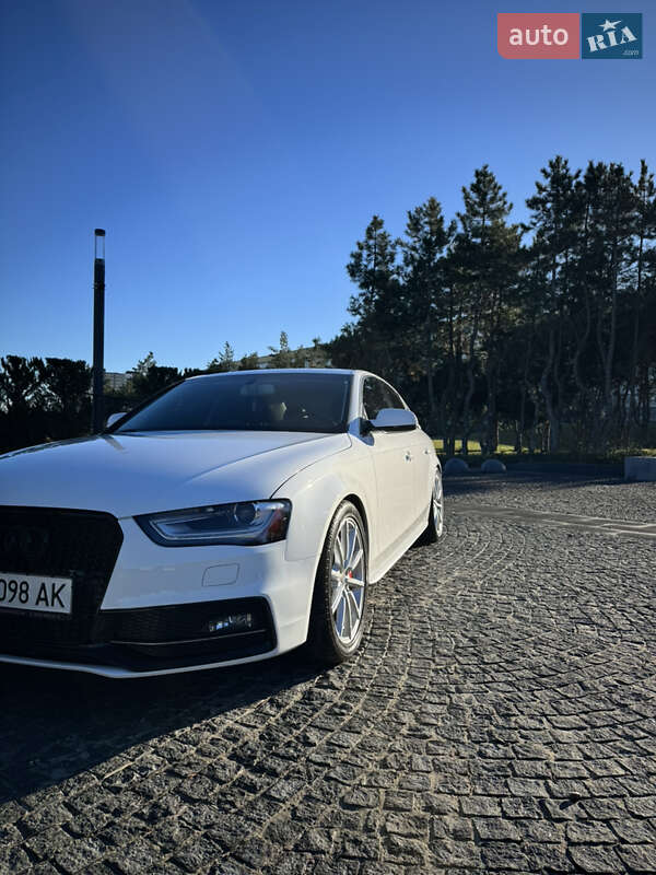 Седан Audi A4 2015 в Днепре