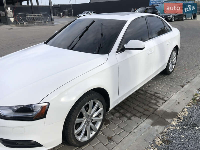 Седан Audi A4 2012 в Львове