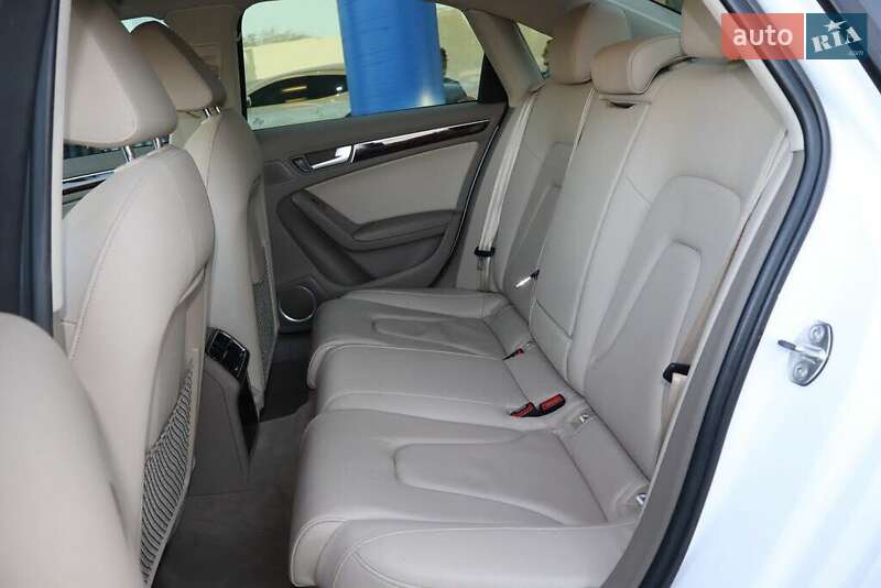 Седан Audi A4 2012 в Львові