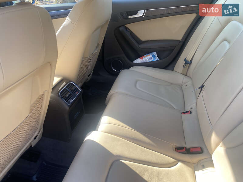Седан Audi A4 2015 в Львове