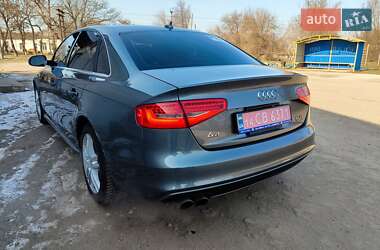 Седан Audi A4 2015 в Покровському