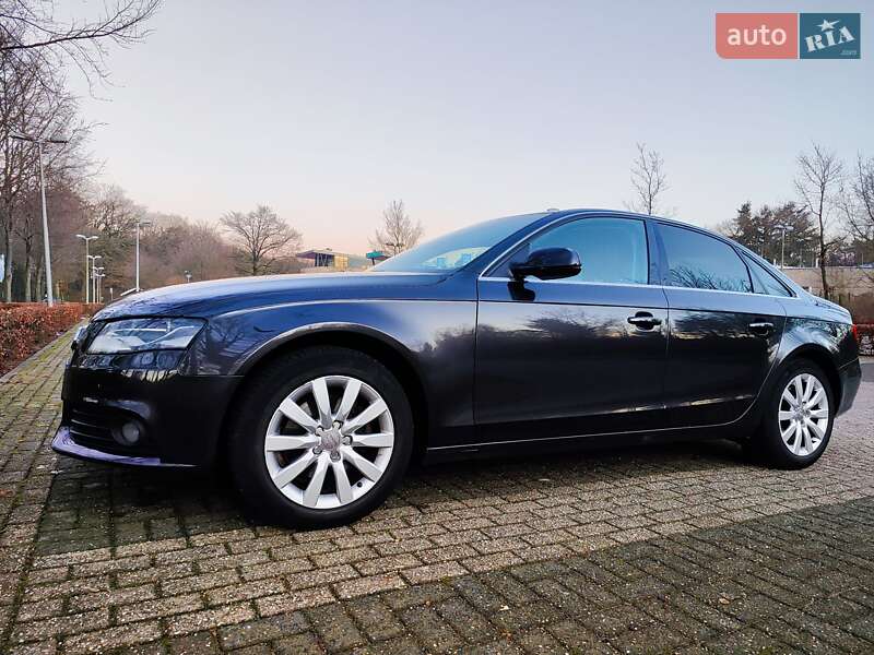 Седан Audi A4 2010 в Львові