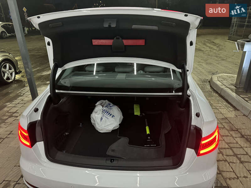 Седан Audi A4 2016 в Ужгороді