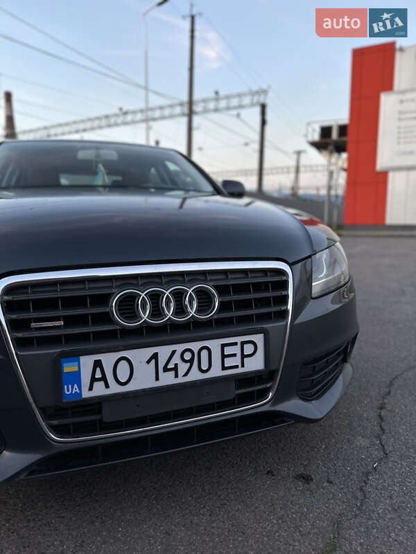 Седан Audi A4 2011 в Сваляве