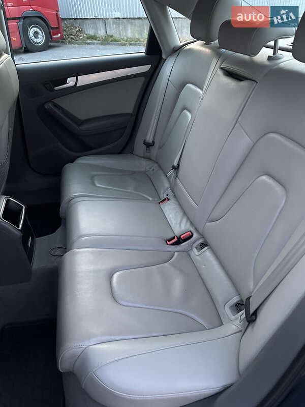 Седан Audi A4 2011 в Сваляве