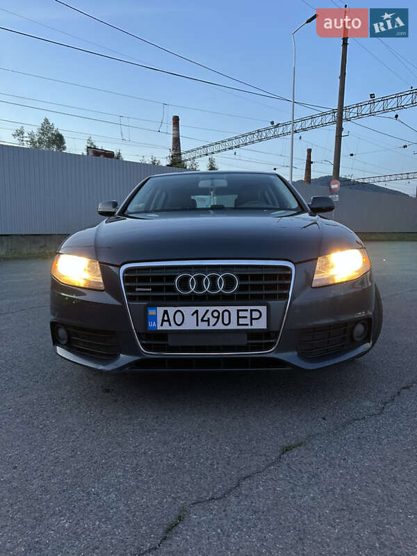 Седан Audi A4 2011 в Сваляве
