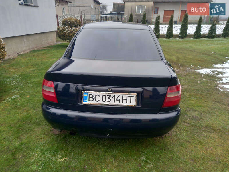 Седан Audi A4 1997 в Самборе