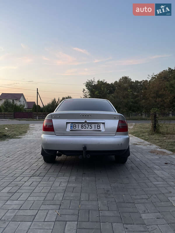 Седан Audi A4 1997 в Хороле