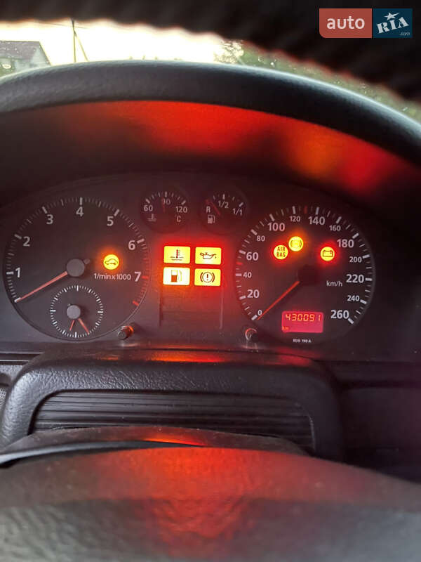 Седан Audi A4 1997 в Хороле