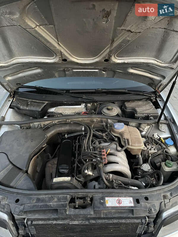 Седан Audi A4 1997 в Хороле