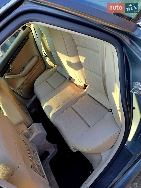 Седан Audi A4 2004 в Лохвице