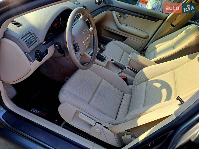 Седан Audi A4 2004 в Лохвице
