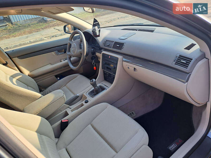 Седан Audi A4 2004 в Лохвице