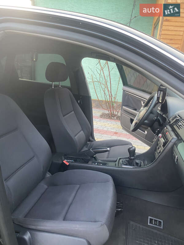 Седан Audi A4 2002 в Лазещине