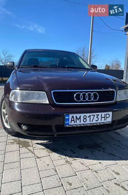 Седан Audi A4 1996 в Довбиші