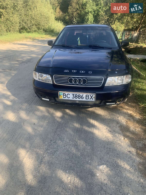Седан Audi A4 1996 в Стрелках