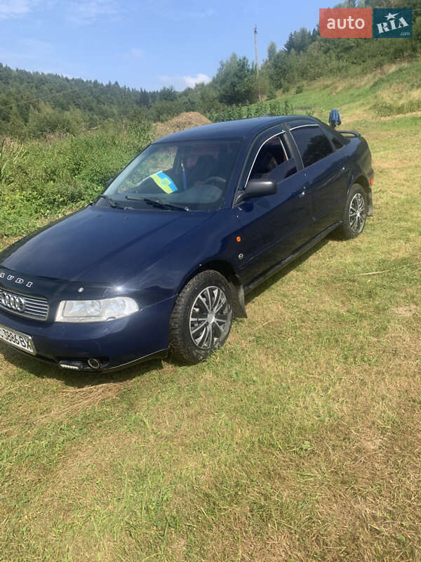 Седан Audi A4 1996 в Стрелках