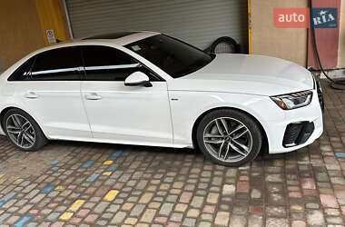 Седан Audi A4 2022 в 