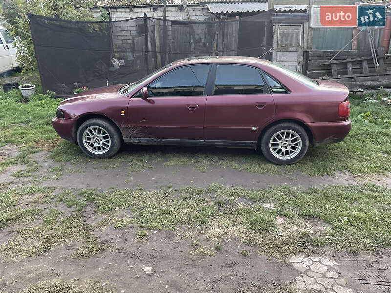 Седан Audi A4 1998 в Кельменцах