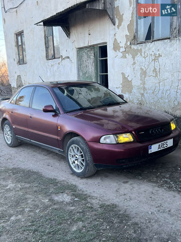 Седан Audi A4 1998 в Кельменцах