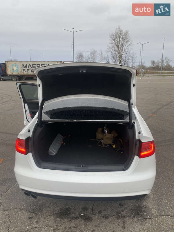 Седан Audi A4 2014 в Киеве